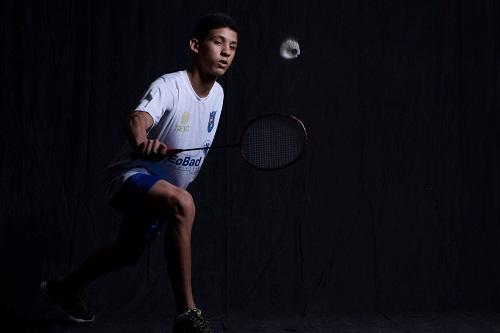 Quando não está treinando, ou jogando, Felipe está com a raquete nas mãos. Até mesmo em casa / Foto: Divulgação/Instituto Trevo