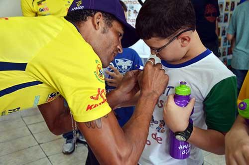 Flávio Santos autografando camiseta de uma das crianças / Foto: Luis Claudio Antunes/PortalR3