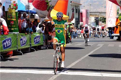A ciclista goiana Clemilda Fernandes, 33 anos, foi a vencedora da última etapa da Volta Ciclística de El Salvador / Foto: Divulgação