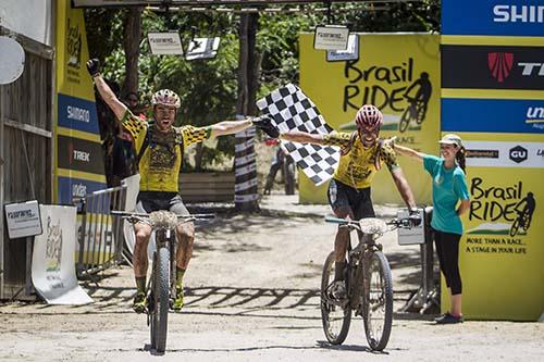 Avancini e Jiri Novak comemoram o título do ano passado  / Foto: Fabio Piva / Brasil Ride