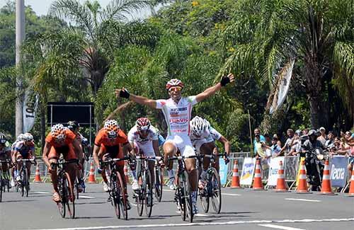 Francisco Chamorro voltou a brilhar na abertura da temporada do ciclismo nacional de estrada / Foto: Luis Claudio Antunes/PortalR3