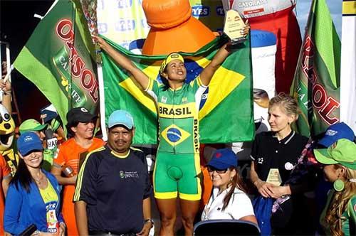 Clemilda Fernandes comemora a vitória na terceira etapa da Volta Ciclística de El Salvador / Foto: Divulgação