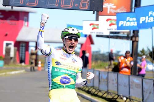 Bulgarelli comemora vitória no Tour de Santa Catarina / Foto: Luis Claudio Antunes/PortalR3
