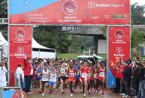  A manhã fria e chuvosa no Parque do Taquaral reuniu 4 mil corredores em Campinas / Foto: Divulgação