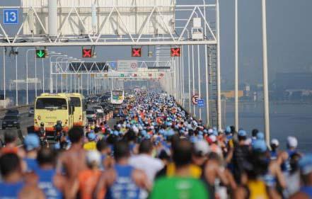 No dia 19 de maio, dentre os oito mil corredores que largarão de Niterói rumo ao Aterro do Flamengo, se encontrarão atletas de alto rendimento, em busca da vitória, e amantes do pé no asfalto / Foto: Divulgação 