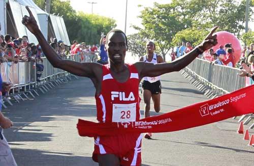 O queniano Stanley Kipchirchir Koech cruzou em primeiro lugar em Marília em 2012 / Foto: Ronaldo Milagres/MBraga