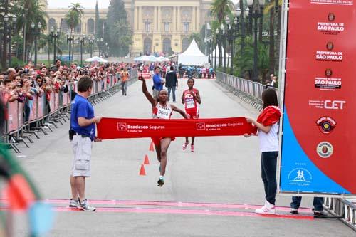 A tanzaniana Jackline Juma Sakilu chega em primeiro lugar na corrida feminina / Foto: Divulgação