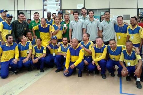 Atletas posaram para fotos com funcionários dos Correios / Foto: Divulgação / CBHb