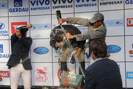 Adversários em pista comemoram unidos a merecida  vitória do campeão Edison de Aguiar Coutinho  / Foto:  Duílio / Tupa Vídeo