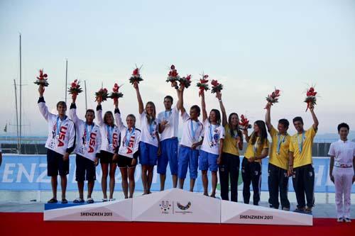 Brasileiros comemoram o bronze no pódio / Foto: Divulgação