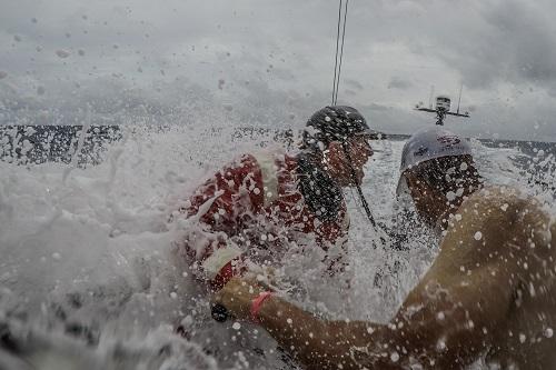 Australiano Alex Gough do Sun Hung Kai/Scallywag levou um susto neste domingo (14) / Foto: Konrad Frost/Volvo Ocean Race