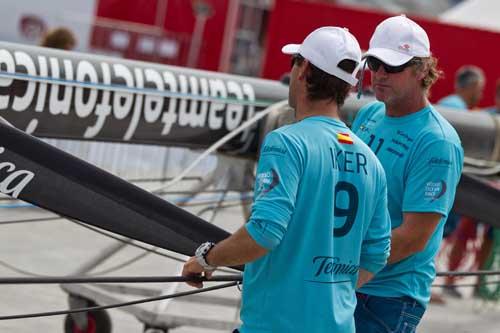 Equipe do Telefónica troca o mastro / Foto: Ian Roman/Volvo Ocean Race 