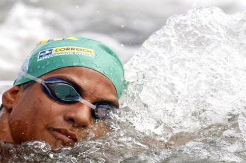 Nadadora completou a prova em 6h34m06s estabelecendo o novo recorde, que antes era de 7h01m/ Foto: Satiro Sodré/CBDA