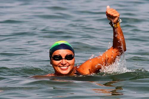 Poliana Okimoto treina para sua primeira maratona aquática num rio/ Foto: Divulgação