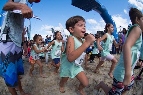 Inscrições estão abertas para crianças de 5 a 13 anos participarem do maior festival de esportes de praia do Brasil. Elas podem escolher entre natação no mar e corrida na areia / Foto: Divulgação Rei e Rainha do Mar