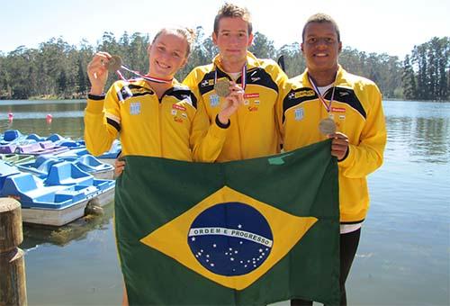 Carol, Lucas e Renan - ouro por equipes juvenil B / Foto: Christiane Fanzeres - divulgação CBDA