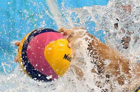 No jogo mais técnico do campeonato até o momento, os Estados Unidos derrotaram a seleção brasileira masculina de polo aquático por 8 a 5 / Foto: Satiro Sodré/AGIF