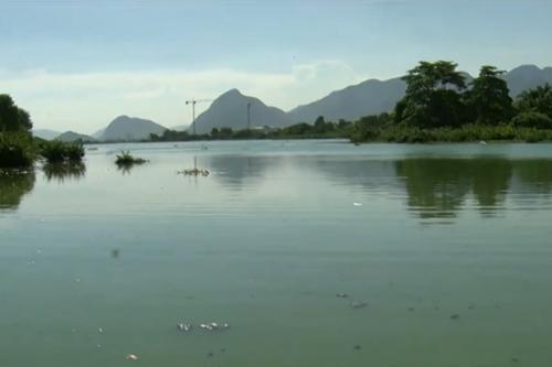 Lagoa de Jacarepaguá tem água verde e muito lixo / Foto: Reprodução / TV Globo