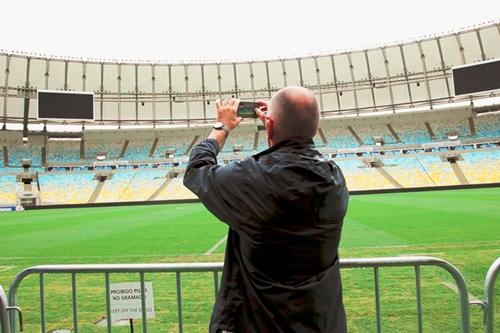 Melhores momentos: um dos visitantes aproveita para registrar a visita ao estádio do Maracanã / Foto: Rio 2016