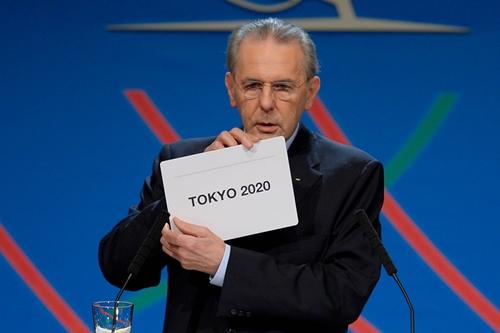 Presidente do COI, Jacques Rogge, anuncia sede de 2020 / Foto: Getty Images