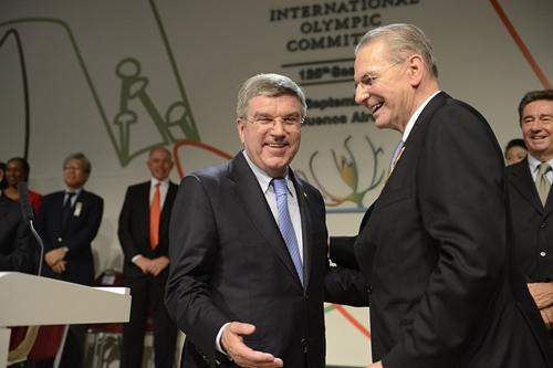 Thomas Bach (esquerda) e Jacques Rogge (direita), atual e ex-presidente do COI, respectivamente / Foto: IOC / Juilliart