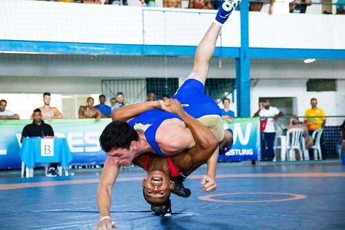 Joílson Júnior aplica suplex em Diego Romanelli e leva ouro na categoria até 67kg / Foto: Ruiva Fight /CBW