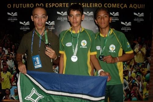 Caio Silva (ao centro) é uma das promessas do tênis de mesa no Amapá / Foto: Divulgação