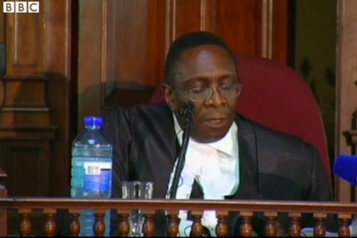 Juiz Mlambo anuncia que o julgamento poderá  ser parcialmente transmitido / Foto: Reprodução / BBC