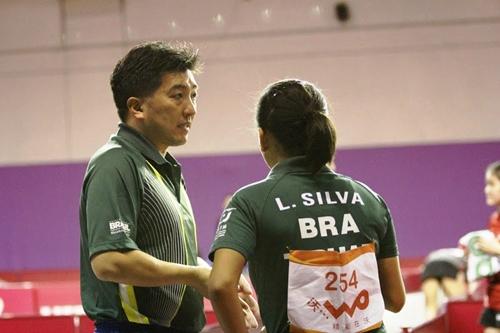 Hugo Hoyama orienta Lídia Silva durante o Campeonato Mundial de 2013 / Foto: CBTM