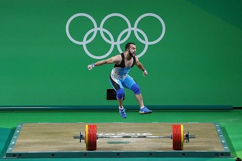 Na categoria até 77kg do masculino, cazaque Nijat Rahimov superou chinês Xiaojun Lyu / Foto: Julian Finney/Getty Images