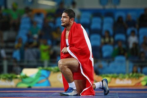 Taha Akgul conquistou o ouro na categoria até 125kg; Russo ganhou na até 86kg / Foto: Clive Brunskill/Getty Images