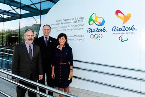 Patriota, Nuzman e Maria Silvia posam na entrada do prédio do Comitê Organizador Rio 2016 / Foto:  Rio 2016™/Alex Ferro