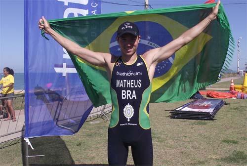 Com uma chegada emocionante, Bruno Matheus conquista o bronze e garante a vaga na grande final do mundial de triathlon / Foto: Simone Pustiglione 