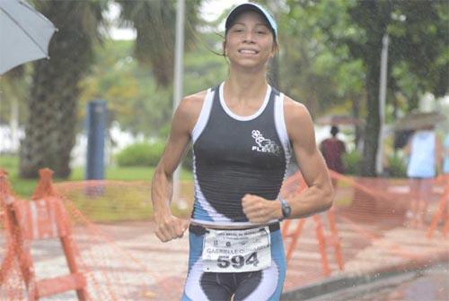Gabrielle Nogueira, de apenas 17 anos, foi a grande campeã amadora na primeira etapa do Troféu Brasil de Triathlon / Foto: Jeferson Silva