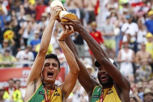 André (esq) e Evandro levantam o troféu do Campeonato Mundial 2017 / Foto: Divulgação/FIVB