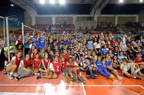 Após mais uma conquista, equipe carioca ministrou clínica de vôlei e fez a festa de mais de 250 crianças no Sesc Tijuca / Foto: Carlos Erbs/Divulgaão Sesc
