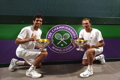 Melo e Kubot com o troféu de Wimbledon / Foto: Felipe Castanheira / Divulgação