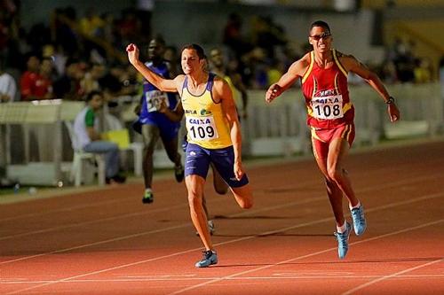 Freddy Mazones e Hugo Balduino em disputa acirrada dos 400 m em Uberlândia / Foto: Wagner Carmo / CBAt