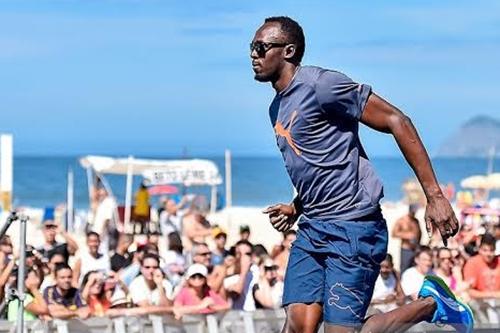 Usain Bolt em Copacabana, disputando um desafio, no Rio / Foto: Getty Images