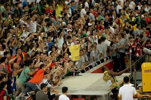 Bolt tira selfie com a galera após título olímpico / Foto: Getty Images