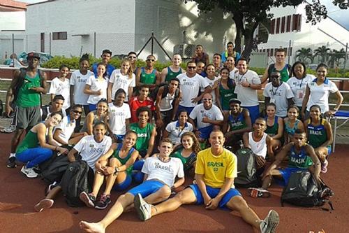 Lenilson e o grupo de brasileiros em Cali / Foto: Divulgação CBAt