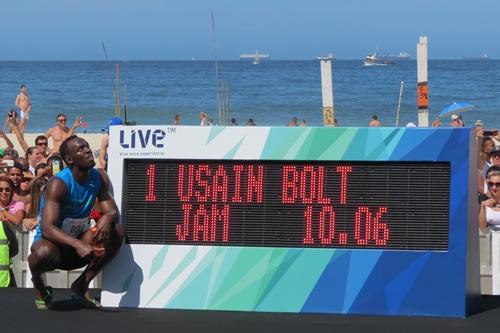 Bolt posa em frente à marca do seu tempo / Foto: Humberto Deveza / EA