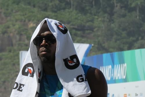 Pensativo, Bolt faz pose para os fotógrafos em Copacabana / Foto: Humberto Deveza / EA