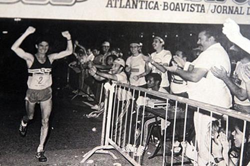 Na década de 80 as maratonas no Brasil eram realizadas no fim de tarde de sábado. Edson Bergara por duas vezes  foi o 1º Brasileiro na Maratona Atlântica Boavista no Rio de Janeiro. Nas duas edições Bergara perdeu só para estrelas internacionais: Bill Rogers; Greg Meyer e Delfim Moreira / Foto: Arquivo