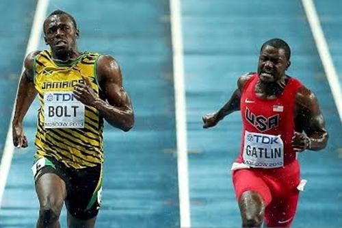 Bolt e Gatlin em disputa acirrada / Foto: Getty Images