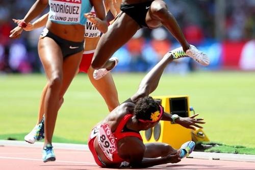 Montano se torna "obstáculo" após cair na disputa dos 800m / Foto: Getty Images