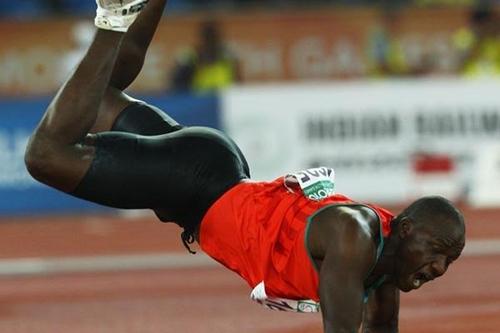 Julius Yego se joga no chão após lançamento difícil / Foto: IAAF
