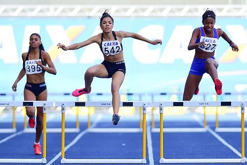 Natalia Becker (centro) vence os 400 m com barreiras / Foto: Wagner Carmo/CBAt