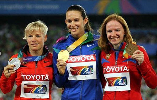 A brasileira Fabiana Murer comemora a medalha de ouro conquistada no Mundial de Atletismo / Foto: Getty Images/IAAF