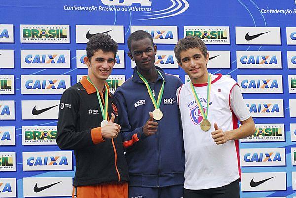 Vitor Hugo (no centro), eleito o melhor atleta do torneio / Foto: Fernanda Bigio/CBAt